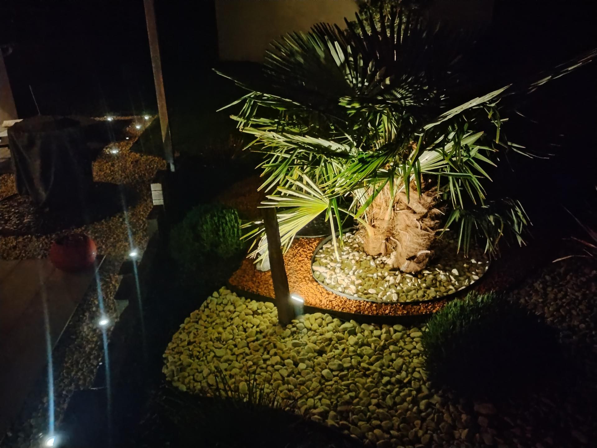 Éclairage extérieur d'une terrasse et de massifs